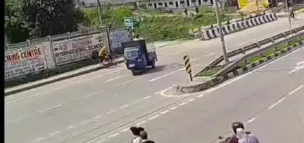 पिंड्रा: चंदापुर में मालवाहक ऑटो से टकराकर तेज रफ्तार बाइक सवार हुआ घायल, घटना सीसीटीवी में कैद
