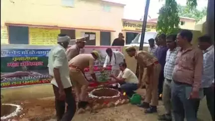 चकरनगर: ब्लॉक चकरनगर में वृक्ष भंडारा कार्यक्रम का आयोजन हुआ संपन्न, बीडीओ ने किया वृक्षारोपण