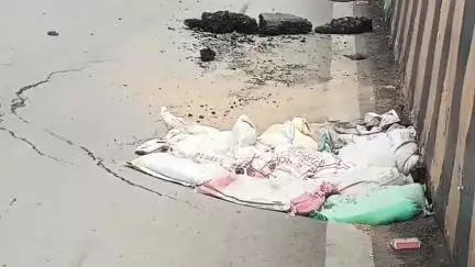 अजमेर: फव्वारा सर्किल से चढ़ने वाले एलिवेटेड रोड पर कल की बरसात से हुआ बड़ा गड्ढा, मार्ग को किया गया बंद