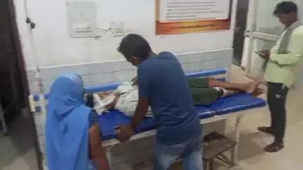 मऊ: भुसुआ इलाके में बोलेरो गाड़ी की टक्कर से बाइक सवार युवक हुआ घायल, हालत गंभीर