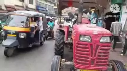 गोलमुरी-सह-जुगसलाई: मानगो चौराहे पर ट्रैक्टर ने कार को मारी टक्कर, हंगामे के बाद पुलिस ने ट्रैक्टर चालक को पकड़ा