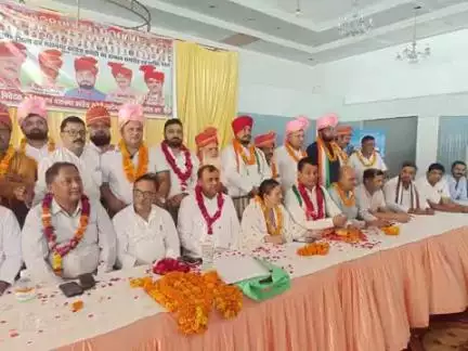पूर्व विधायक विवेक बंसल जी एवं  कोऑर्डिनेटर उपस्थिति में जिला एवं महानगर कमेटी के पदाधिकारी को सम्मानित किया गया  मौजूद