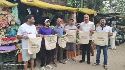 ਨਵਾਂਸ਼ਹਿਰ: ਸ੍ਰੀ ਕ੍ਰਿਸ਼ਨਾ ਯੂਥ ਕਲੱਬ ਨੇ ਨਵਾਂਸ਼ਹਿਰ ਦੀ ਸਬਜ਼ੀ ਮੰਡੀ ਵਿੱਚ ਸਬਜ਼ੀ ਖਰੀਦਣ ਆਏ ਲੋਕਾਂ ਨੂੰ ਵੰਡੇ ਜੂਟ ਦੇ ਥੈਲੇ