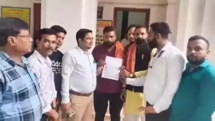 पीलीभीत: कलेक्ट्रेट पहुंचे हिंदू महासभा के कार्यकर्ताओं ने एसडीएम को ज्ञापन दिया, कर्मचारियों के तबादले की रखी मांग