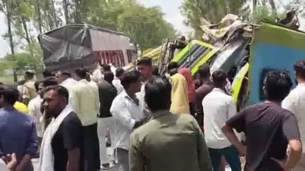 सफीपुर: सफीपुर क्षेत्र में उन्नाव-हरदोई मार्ग पर भीषण सड़क हादसा, 16 यात्री घायल, जिला अस्पताल रेफर, 4 यात्रियों की हालत गंभीर
