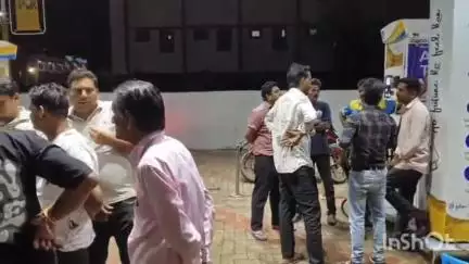 गुना नगर: पुराना बस स्टैंड के पास पेट्रोल कम डालने पर पंप पर हंगामा, वीडियो वायरल, कोतवाली थाने में शिकायत