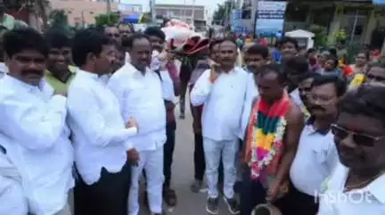 భూపాలపల్లి: మాజీ కౌన్సిలర్ ముంజల రవి కుటుంబాన్ని పరామర్శించిన : ఎమ్మెల్యే గండ్ర సత్యనారాయణ రావు