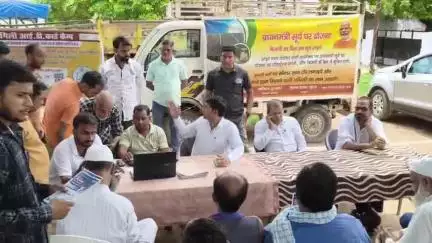 घोसी: नगर पंचायत ने वार्ड नं 16 बैसवाड़ा में फैमिली आईडी कार्ड व पीएम सूर्य योजना के तहत लगाया कैम्प, हुआ लोगों का रजिस्ट्रेशन