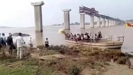 बाह: पिनाहट चंबल घाट पर बिना लाइफ जैकेट के नदी पार कर रहे यात्री, जिम्मेदारों की लापरवाही