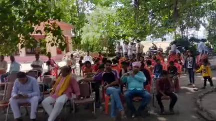 बैरिया: दयाछपरा हरखू ब्रह्मबाबा स्थान पर स्वास्थ्य शिविर का आयोजन, हनुमान चालीसा पाठ व विशेषज्ञ चिकित्सकों ने किया उपचार