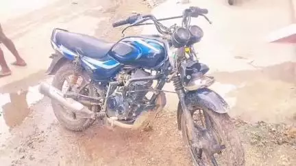 గిద్దలూరు: కొమరోలు పట్టణంలో ఎదురెదురుగా ఢీకొన్న రెండు ద్విచక్ర వాహనాలు, ఒకరికి తీవ్ర గాయాలు, మరొకరికి స్వల్ప గాయాలు