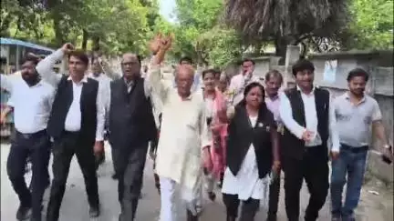 एटा: योगी सरकार के परिषदीय विद्यालयों को मर्ज करने के फैसले का कांग्रेसियों ने किया विरोध, कलेक्ट पहुंचकर ADM को सौंपा ज्ञापन