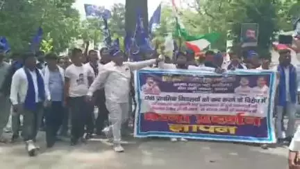 उन्नाव: उन्नाव जिलाधिकारी कार्यालय पहुंचे भीम आर्मी के पदाधिकारियों ने जिलाधिकारी को ज्ञापन देकर धरना प्रदर्शन किया