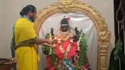 నిర్మల్: వారాహి దేవి నవరాత్రులు పురస్కరించుకుని జిల్లా కేంద్రంలోని రాజా శ్యామల ఆలయంలో వైభవంగా కుంకుమార్చన, బోనాల పండుగ