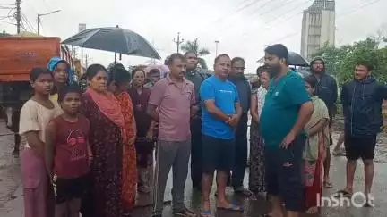 कोरबा: बालको शांतिनगर में जलभराव के कारण आक्रोशित लोगों ने किया चक्काजाम, महापौर ने चक्काजाम का किया समर्थन