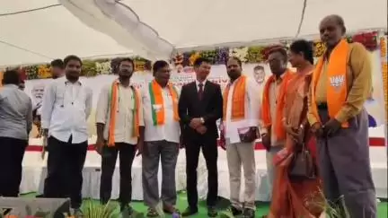 కృత్రిమ అవయవాలు పంపిణీ చేసిన కేంద్రమంత్రి రాందాస్ అత్వాలే