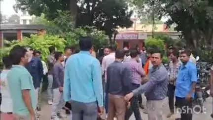 कायमगंज: कायमगंज कोतवाली के एक गांव निवासी युवती को विशेष समुदाय के युवक ने बहला-फुसलाकर भाग ले गया, हिंदू संगठन ने की शिकायत