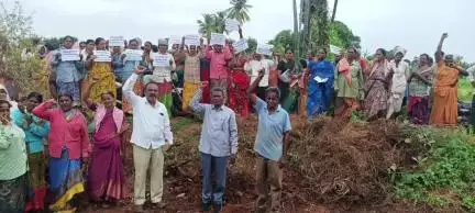 కొండపి: టంగుటూరు మండలం మర్లపాడు గ్రామంలో జులై 9వ తేదీన కార్మిక సమ్మెను విజయవంతం చేయాలని పిలుపునిచ్చిన కార్మిక సంఘం నాయకులు