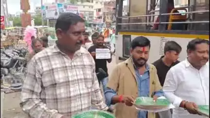 సిరిసిల్ల: పట్టణంలో ఆటో కార్మికుల సమస్యలు పరిష్కరించాలని BRTU ఆధ్వర్యంలో భిక్షాటన