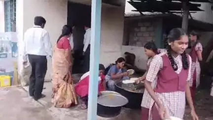వెంకటాపురం: వెంకటాపూర్ ఆకస్మికంగా పాఠశాలలను తనిఖీ చేసిన విద్యాశాఖ రీజనల్ జాయింట్ డైరెక్టర్ సత్యనారాయణ