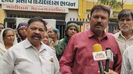 ગાંધીધામ: કોર્પોરેશન કચેરીએ સફાઈ કામદારોનો વિરોધ જાણો પ્રત્યુતરમાં ડેપ્યુટી કમિશનરનો જવાબ