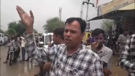 नीम का थाना: सदर थाना क्षेत्र के चला गांव में पारिवारिक विवाद के चलते पानी की टंकी पर चढ़ा युवक, मौके पर पहुंची पुलिस