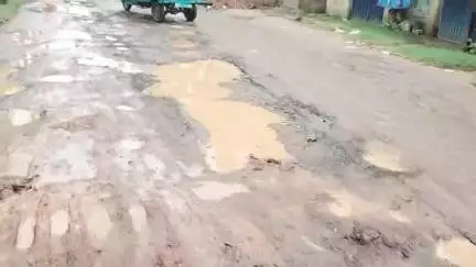 বোলপুর-শ্রীনিকেতন: মকরমপুর ও চিত্রামোড় সংলগ্ন রাস্তা দীর্ঘদিন ধরে নির্মাণ কাজের কারণে যাতায়াত চরম অসুবিধার মধ্যে পড়ছে সাধারণ মানুষ।