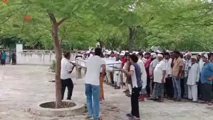 हापुड़: मेरठ बुलंदशहर हाईवे पर पड़ाव के पास सड़क हादसे में एक ही परिवार के 5 लोगों की मौत, सभी मृतकों का हुआ दफन