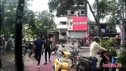 जमुई: बसंतबहार के पास से मेडिकल कर्मी की बाइक चोर ने चुराई, सीसीटीवी में कैद हुआ चोर