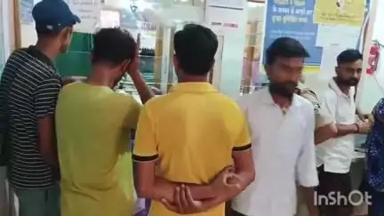 डुमरांव: एसडीपीओ ने ब्रह्मपुर के आधा दर्जन बैंकों में देखी विधि व्यवस्था, लापरवाही न बरतने के दिए निर्देश