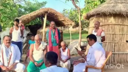सिमरी: छोटका ढकाईच गांव में राजद नेता के निधन पर विधायक शंभूनाथ सिंह यादव परिजनों से मिले, बंधाया ढांढस