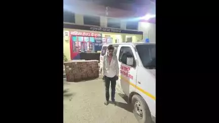 गुठनी: तेनुआ मोड़ से एम्बुलेंस में लाई जा रही शराब पुलिस ने चालक के साथ की ज़ब्त
