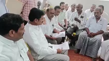 గిద్దలూరు: గిద్దలూరు పట్టణంలోని టిడిపి కార్యాలయంలో ప్రజల నుంచి సమస్యలపై అర్జీలు స్వీకరించిన ఎమ్మెల్యే అశోక్ రెడ్డి