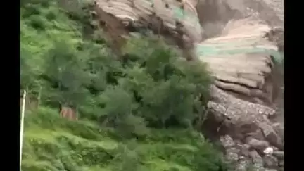 शिमला शहरी: शिमला के ढली के लिंडीधार में भारी लैंडस्लाइड, फोरलेन का डंगा गिरा, मची भगदड़, सैकड़ों सेब के पेड़ दबे, घरों को खतरा