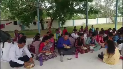 అదిలాబాద్ అర్బన్: జైనథ్ కేజీబీవీని సందర్శించినఆదిలాబాద్ జిల్లా  కలెక్టర్ రాజర్షిషా.. అనంతరం విద్యార్థులతో కలిసి భోజనం చేసిన కలెక్టర్