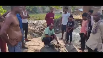 बैरिया: सुरेमनपुर में मानक विपरीत सड़क निर्माण कार्य को ग्रामीणों ने रोका, ठेकेदार को मिली फटकार