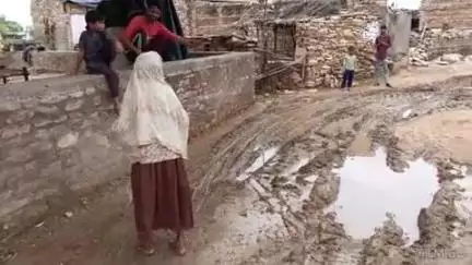 बीरपुर: वीरपुर: बंद पुरा गांव में कीचड़ से राहगीर परेशान
