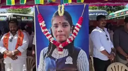 தூத்துக்குடி: புலிவலம் கிராமத்தில் கொலை யான மாணவியின் குடும்பத்திற்கு அரசு நிவாரண நிதி வழங்கக்கோரி விவிடி சிக்னல் அருகில் விஸ்வகர்மா கூட்டமைப்பு ஆர்ப்பாட்டம்.