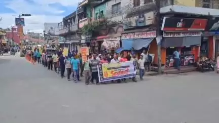দিনহাটা ১: সাধারণ ধর্মঘটকে সফল করতে দিনহাটা শহরে মিছিল করলো সারা বাংলা মোটর ভ্যান চালক ইউনিয়ন AIUTUC
