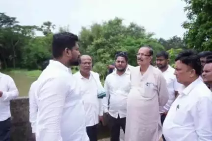 ଭଦ୍ରକ ଗ୍ରାମାଞ୍ଚଳ: ତିହିଡି଼ ଅଞ୍ଚଳର ବିଭିନ୍ନ ବନ୍ୟା ପ୍ରଭାବିତ ଅଞ୍ଚଳ ପରିଦର୍ଶନ କରି ସ୍ଥିତି ଅନୁଧ୍ୟାନ କଲେ ମନ୍ତ୍ରୀ ସୂର୍ଯ୍ୟବଂଶୀ ସୁରଜ