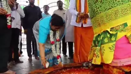 ములుగు: మేడారంలో సమ్మక్క సారలమ్మ దేవాలయంలో క్యూ లైన్లు, జంపన్న వాగు ను పరిశీలించిన TS రెవెన్యూ ప్రధాన కార్యదర్శి శైలజ రామయ్యర్