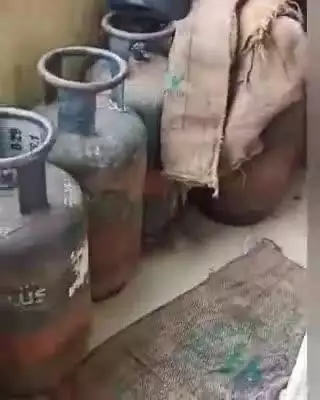 पनागर: मेमोरी तिराहे के पास बीकानेर प्रतिष्ठान के कारखाने पर खाद्य विभाग का छापा, गंदगी में बन रही थीं मिठाइयां, हुई कार्रवाई