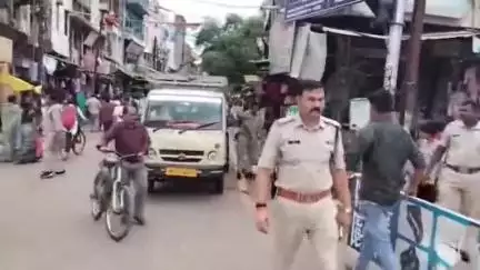 दमोह: यातायात व्यवस्था दुरुस्त करने के लिए कोतवाली एवं यातायात पुलिस ने घंटाघर पर बेतरतीब दुकानें हटाईं