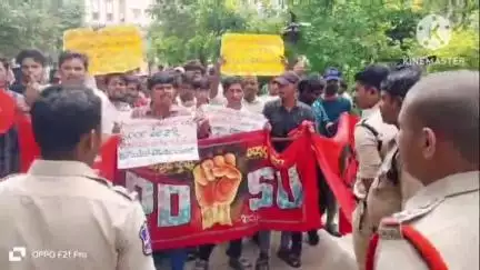 ఖమ్మం అర్బన్: ఖమ్మం లో మంత్రుల క్యాంప్ కార్యాలయ ముట్టడికి యత్నించ PDSU నాయకులను అరెస్టు చేసిన పోలీసులు