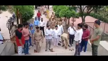 बिसवां: बिसवां के प्रसिद्ध पत्थर शिवाला मंदिर में DM और SP ने सावन माह की तैयारियों का निरीक्षण किया, SDM को दिए आवश्यक निर्देश