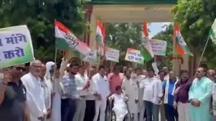 बुलंदशहर: प्राइमरी स्कूलों के विलय के खिलाफ कांग्रेस ने कलेक्ट्रेट के गेट पर प्रदर्शन कर की नारेबाजी