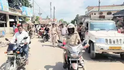 मुहर्रम पर्व को लेकर अपराध तथा विधि व्यवस्था बनाये रखने हेतु त्रिवेणीगंज अनुमंडल अंतर्गत फलैग मार्च किया जा रहा है।