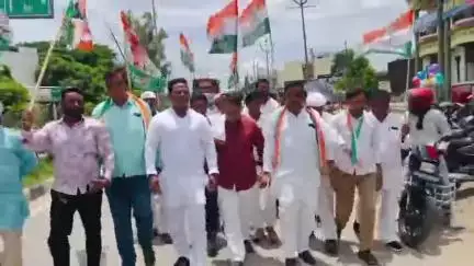 नौगढ़: कांग्रेसियों ने प्राइमरी एवं जूनियर विद्यालयों के निर्णय के विरोध में कलेक्ट्रेट में प्रदर्शन कर सौंपा ज्ञापन