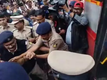 ಬೆಳಗಾವಿ: ನಗರದ ಜಿಲ್ಲಾಧಿಕಾರಿ ಕಚೇರಿ ಬಳಿ ಶ್ರೀರಾಮ ಸೇನೆಯ ಸಂಸ್ಥಾಪಕ ಅಧ್ಯಕ್ಷ ಪ್ರಮೋದ್ ಮುತಾಲಿಕ್ ಬಂಧಿಸಿದ ಪೊಲೀಸರು