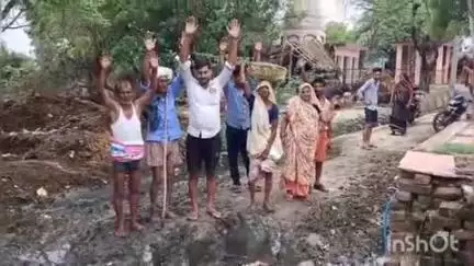 बिधूना: ऐरवाकटरा क्षेत्र के रठा गांव में जलभराव के कारण गांव में फैल रही गंदगी, लोग हुए परेशान #jansamasya